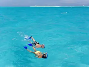 Practicar snorkel en aguas cálidas y seguras forma parte de la experiencia Quirimbas, ideal para familias.