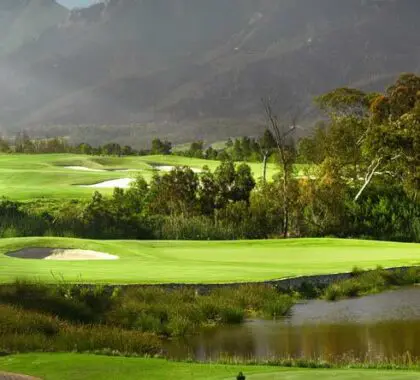 ¡Bunkers y obstáculos de agua aparte, las cautivadoras vistas se suman a las distracciones en Fancourt!