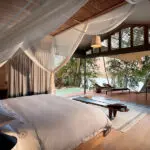 Interno della camera da letto del Thorntree River Lodge.