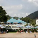 El lago está rodeado por las colinas y montañas del Gran Valle del Rift africano.