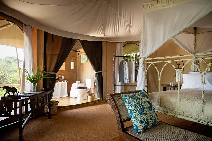 alex-walker-serian-the-original-tent-interior-and-en-suite-bathroom