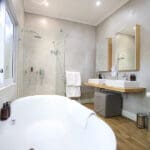 El cuarto de baño de la suite Deluxe.