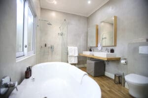 El cuarto de baño de la suite Deluxe.