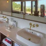 Cuarto de baño en Angama Mara.