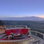 El fogón hundido tiene vistas a las extensas llanuras del Masai Mara.