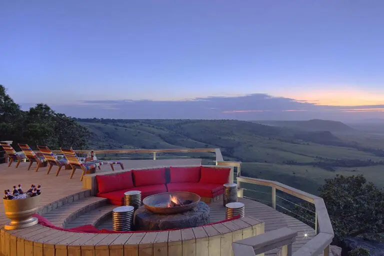 El fogón hundido tiene vistas a las extensas llanuras del Masai Mara.