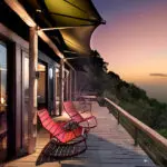 Siéntese en su veranda privada y contemple una sensacional puesta de sol africana.