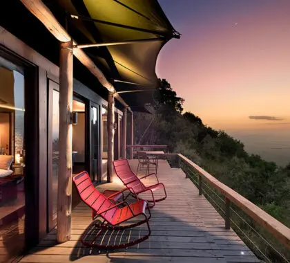 Siéntese en su veranda privada y contemple una sensacional puesta de sol africana.