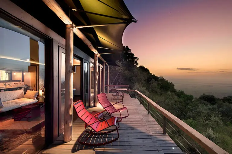 Siéntese en su veranda privada y contemple una sensacional puesta de sol africana.