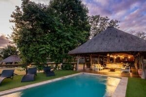 Piscina principal del Arathusa Safari Lodge.