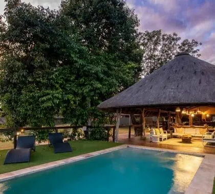 Piscina principal del Arathusa Safari Lodge.
