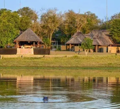 Vista exterior del Arathusa Safari Lodge.