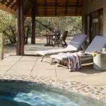 Las apartadas suites orientadas al bosque tienen piscina privada.