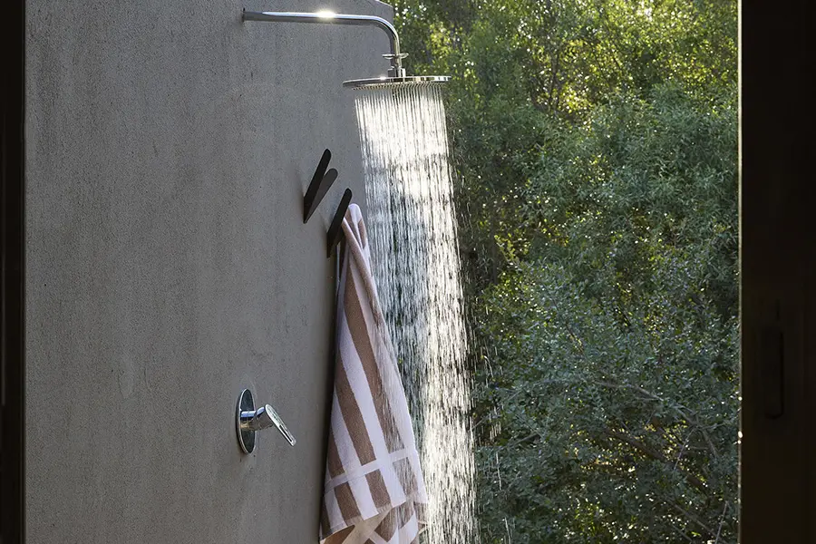 arathusa-safari-lodge-sabi-sands-kruger-sa-bush-facing-suite_outdoor-shower
