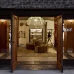 Iluminación suave al atardecer en Arathusa.