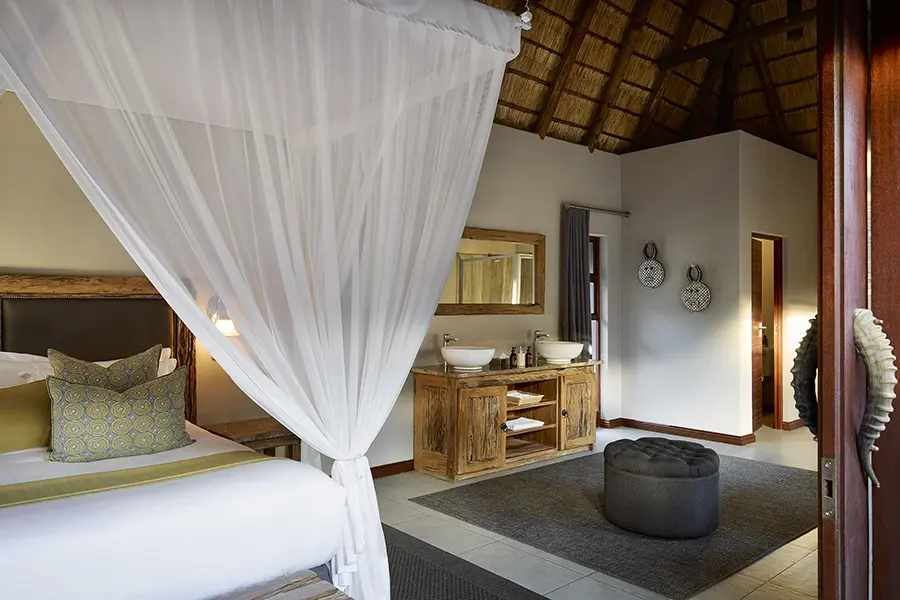 arathusa-safari-lodge-sabi-sands-kruger-sa-waterhole-facing-suite_1