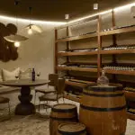 La bodega, repleta de excelentes vinos sudafricanos listos para maridar con su cena.