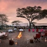 Reúnase alrededor de una hoguera en Serengeti Under Canvas.