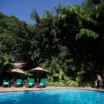 Refrésquese en la piscina del Arusha Coffee Lodge.