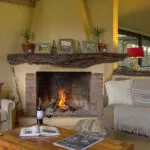 Una acogedora chimenea en el salón. 