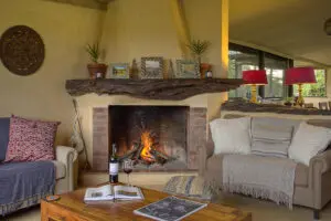 Una acogedora chimenea en el salón. 