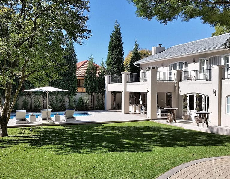 AtholPlace Villa jardín privado y piscina.