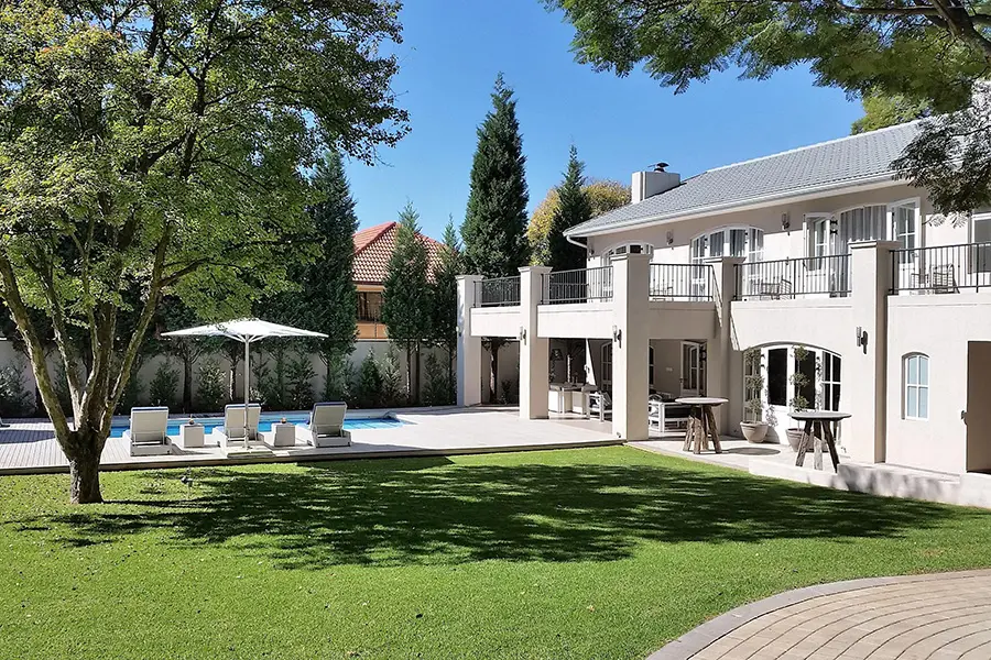 Villa AtholPlace con giardino e piscina privati.