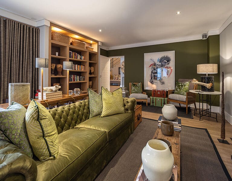 El acogedor bar y salón.