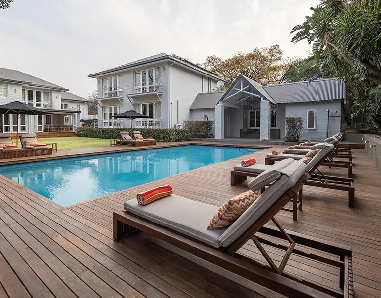 La terraza de la piscina está diseñada para disfrutar al máximo de los días soleados relajándose en una tumbona.