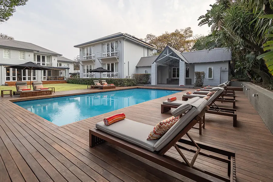 Il ponte della piscina è stato progettato per sfruttare al meglio le giornate di sole trascorse a rilassarsi su un lettino.