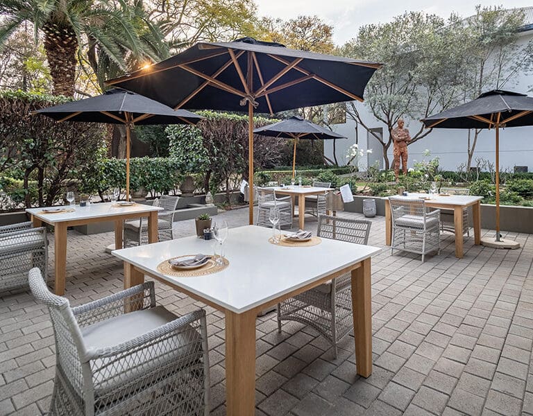 Cene al aire libre cuando el tiempo lo permita. 