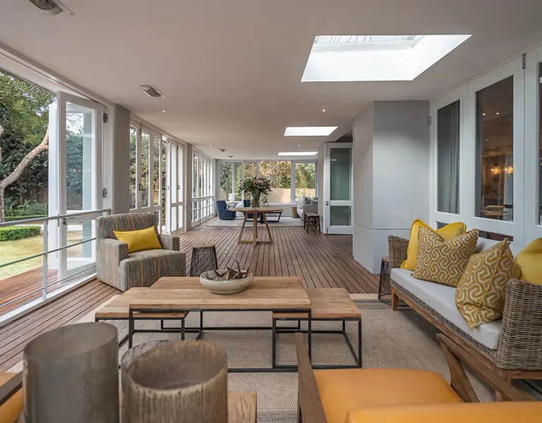 Un lugar perfecto para el té de la tarde: túmbese en un lujoso sofá en la veranda de madera.