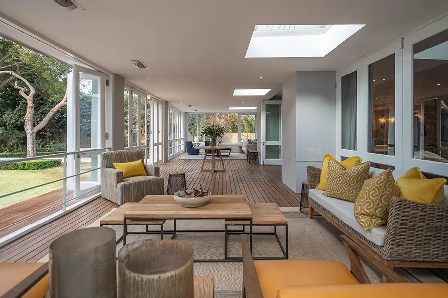 Un luogo perfetto per il tè pomeridiano: sprofondate in un morbido divano sulla veranda in legno.