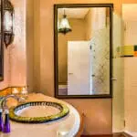 Amplios cuartos de baño con bañera y ducha separadas.