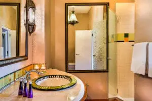 Amplios cuartos de baño con bañera y ducha separadas.