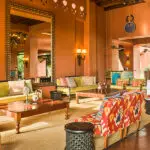 Relájese en la zona de invitados.