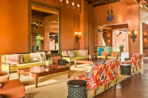 Relájese en la zona de invitados.