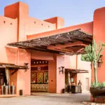 Reciba una cálida bienvenida en la entrada principal.