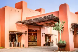 Reciba una cálida bienvenida en la entrada principal.