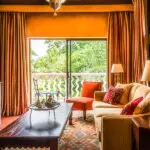 Relájese en el salón de su habitación de lujo.