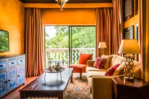 Relájese en el salón de su habitación de lujo.
