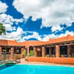 Cada habitación tiene un patio privado con vistas a la piscina central.