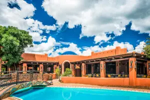 Cada habitación tiene un patio privado con vistas a la piscina central.