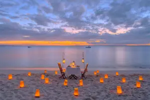 Cena romántica en la playa de la Isla Privada Azura Quilalea.