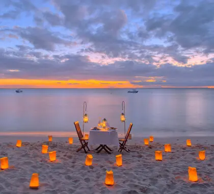 Cena romántica en la playa de la Isla Privada Azura Quilalea.