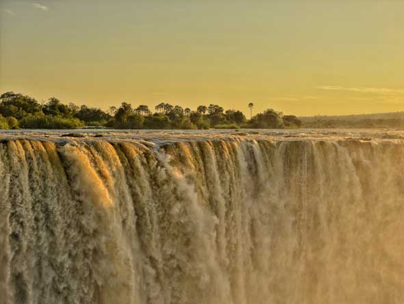 At Ilala Lodge you have quick and easy access to Victoria Falls, one of the natural wonders of the world.