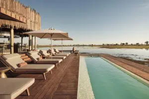 La piscina y el mirador.