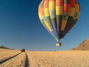 Na een vlucht over bergen en duinen landt een ballon van Wolwedans.