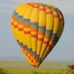 Un vehículo que transporta el desayuno se reúne con el globo una vez que ha aterrizado con seguridad.