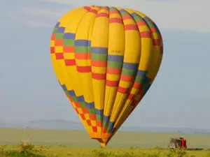 Een voertuig met ontbijt ontmoet de ballon zodra deze veilig geland is.